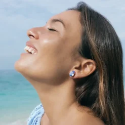 Caroline Svedbom - Örhängen Mini Drop Studs Guld Light Sapphire